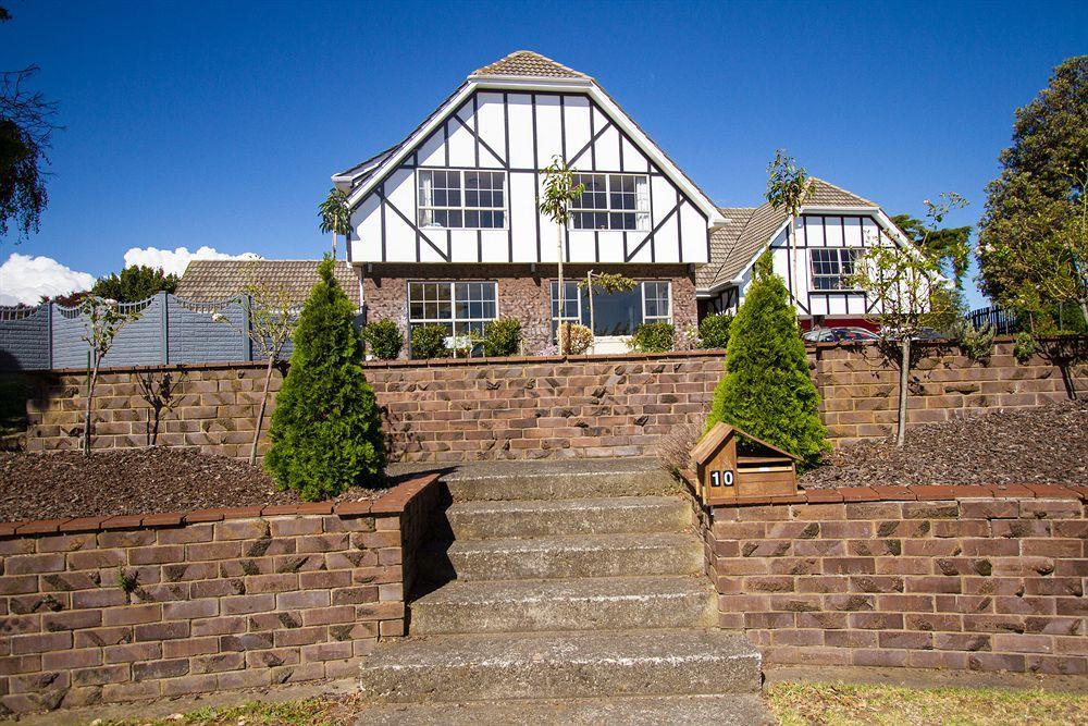Tudor Manor Bed & Breakfast Paraparaumu Bagian luar foto