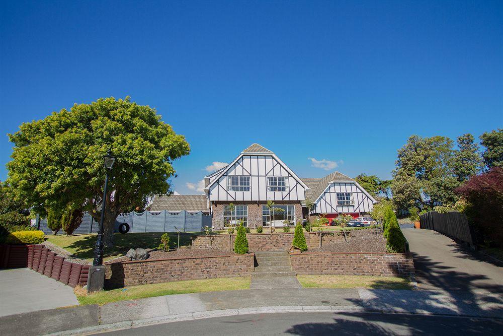 Tudor Manor Bed & Breakfast Paraparaumu Bagian luar foto