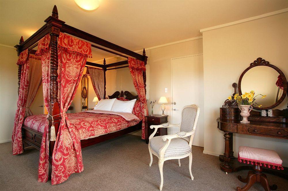 Tudor Manor Bed & Breakfast Paraparaumu Bagian luar foto