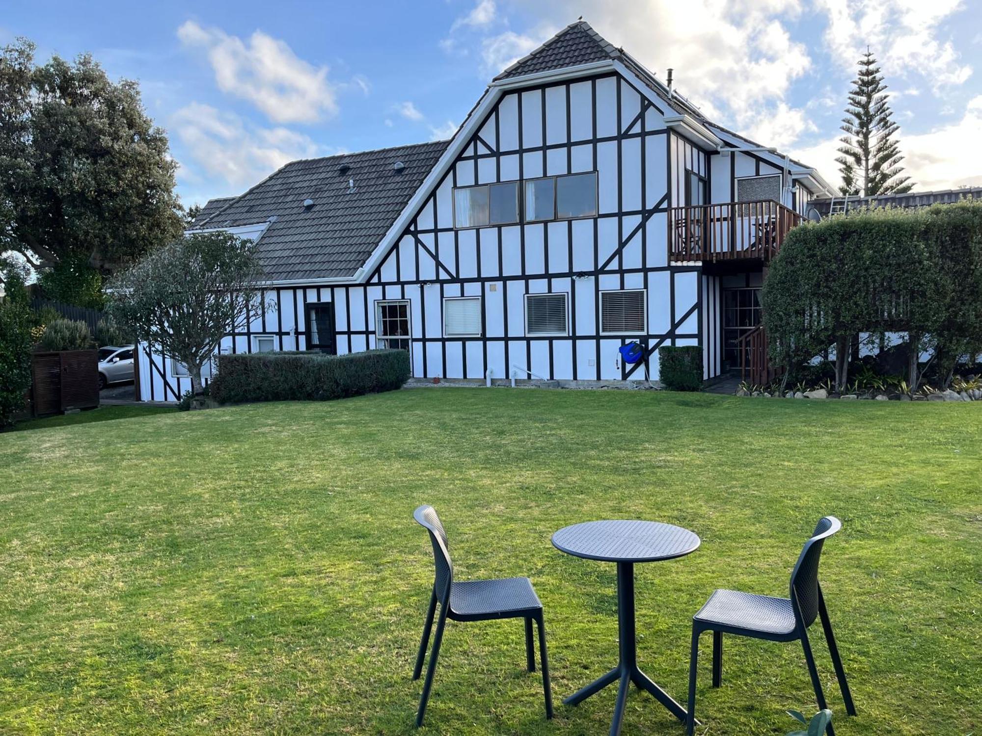 Tudor Manor Bed & Breakfast Paraparaumu Bagian luar foto