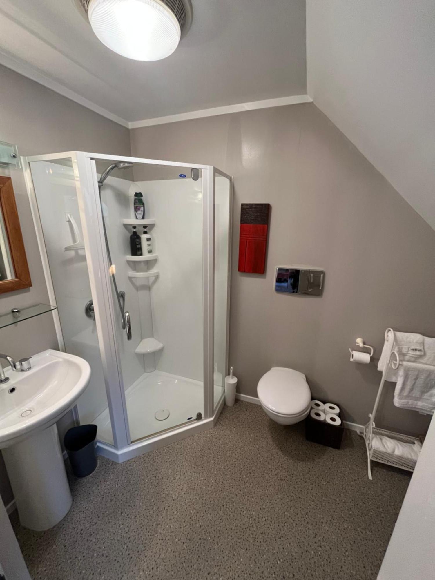 Tudor Manor Bed & Breakfast Paraparaumu Bagian luar foto