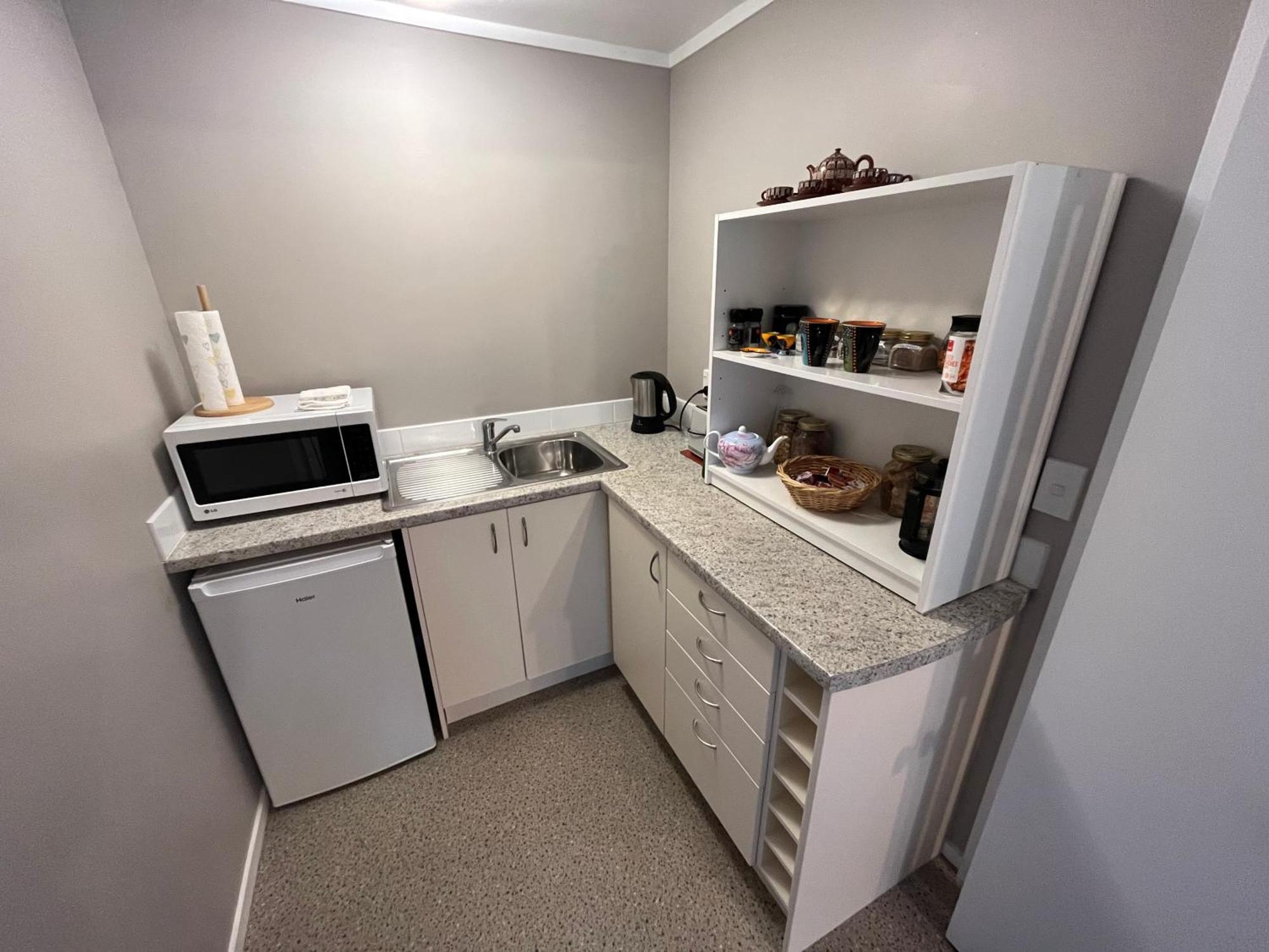 Tudor Manor Bed & Breakfast Paraparaumu Bagian luar foto