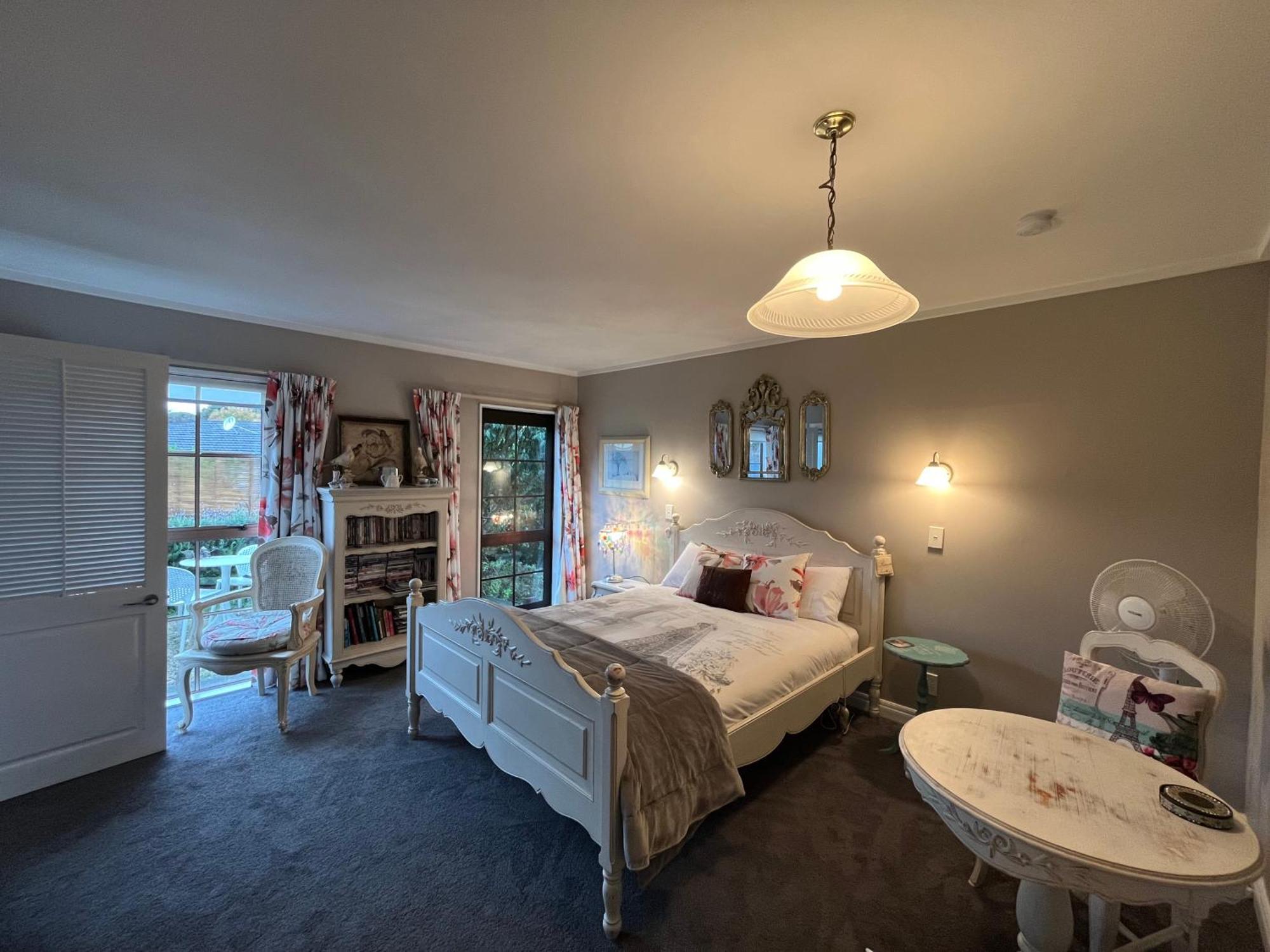 Tudor Manor Bed & Breakfast Paraparaumu Bagian luar foto