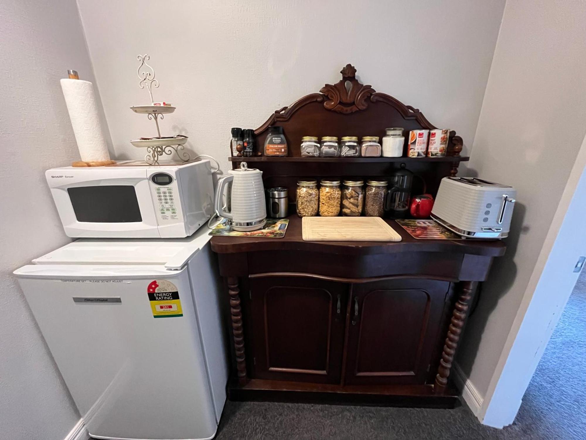 Tudor Manor Bed & Breakfast Paraparaumu Bagian luar foto