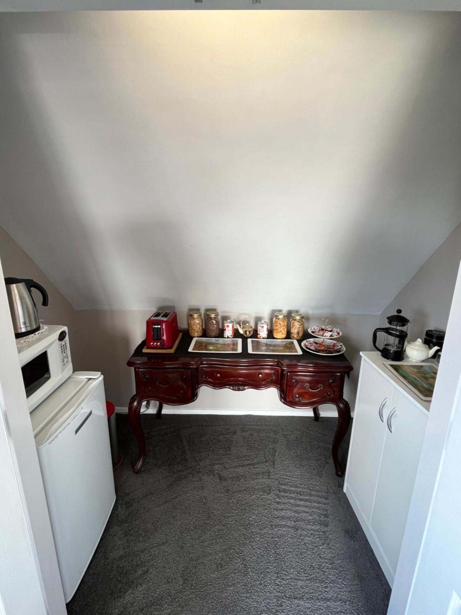 Tudor Manor Bed & Breakfast Paraparaumu Bagian luar foto