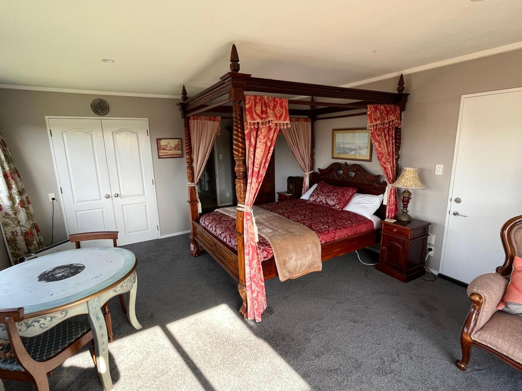 Tudor Manor Bed & Breakfast Paraparaumu Bagian luar foto