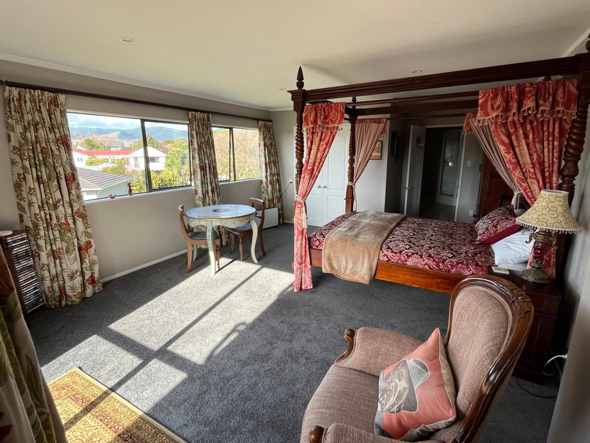 Tudor Manor Bed & Breakfast Paraparaumu Bagian luar foto