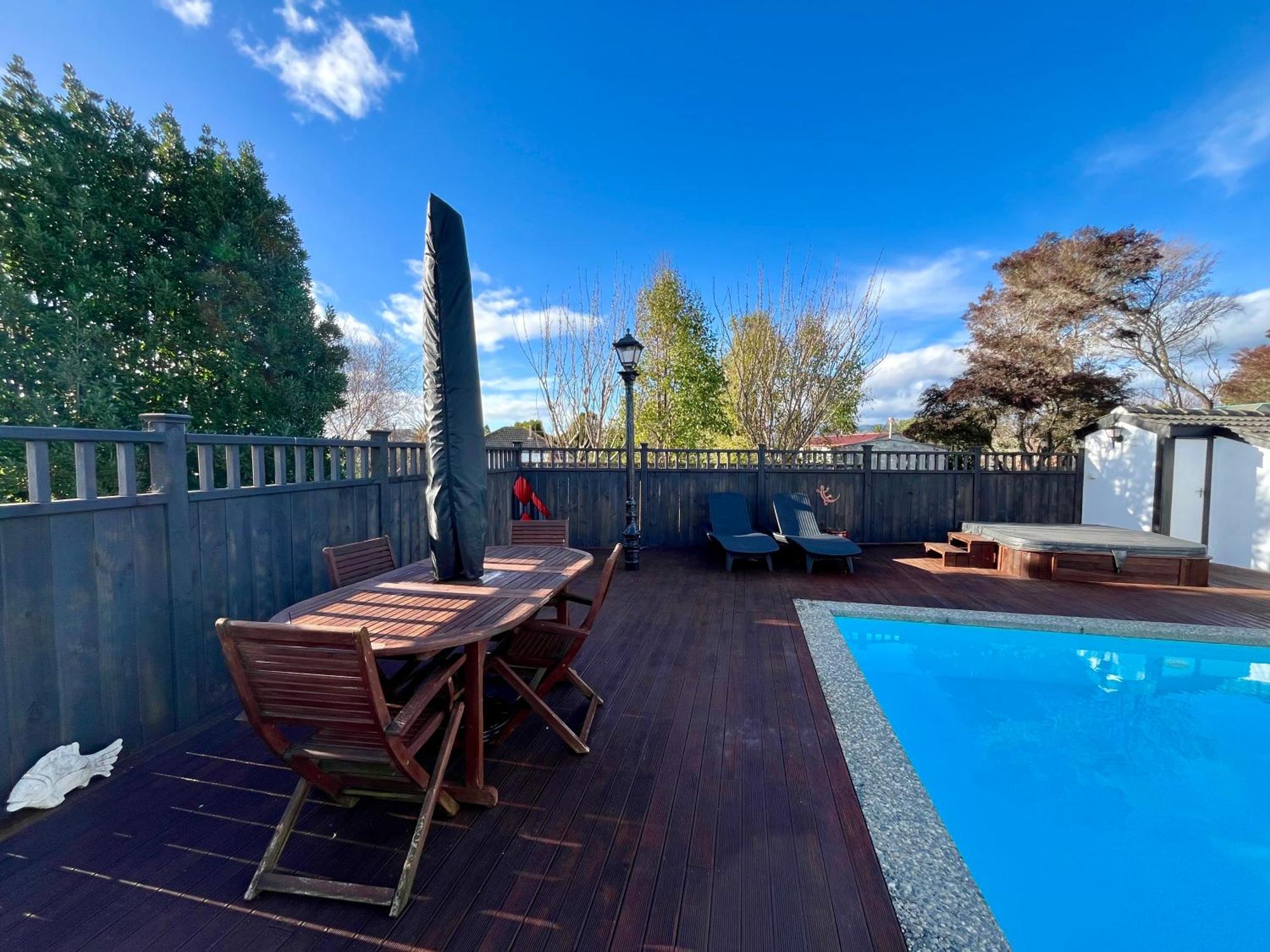 Tudor Manor Bed & Breakfast Paraparaumu Bagian luar foto