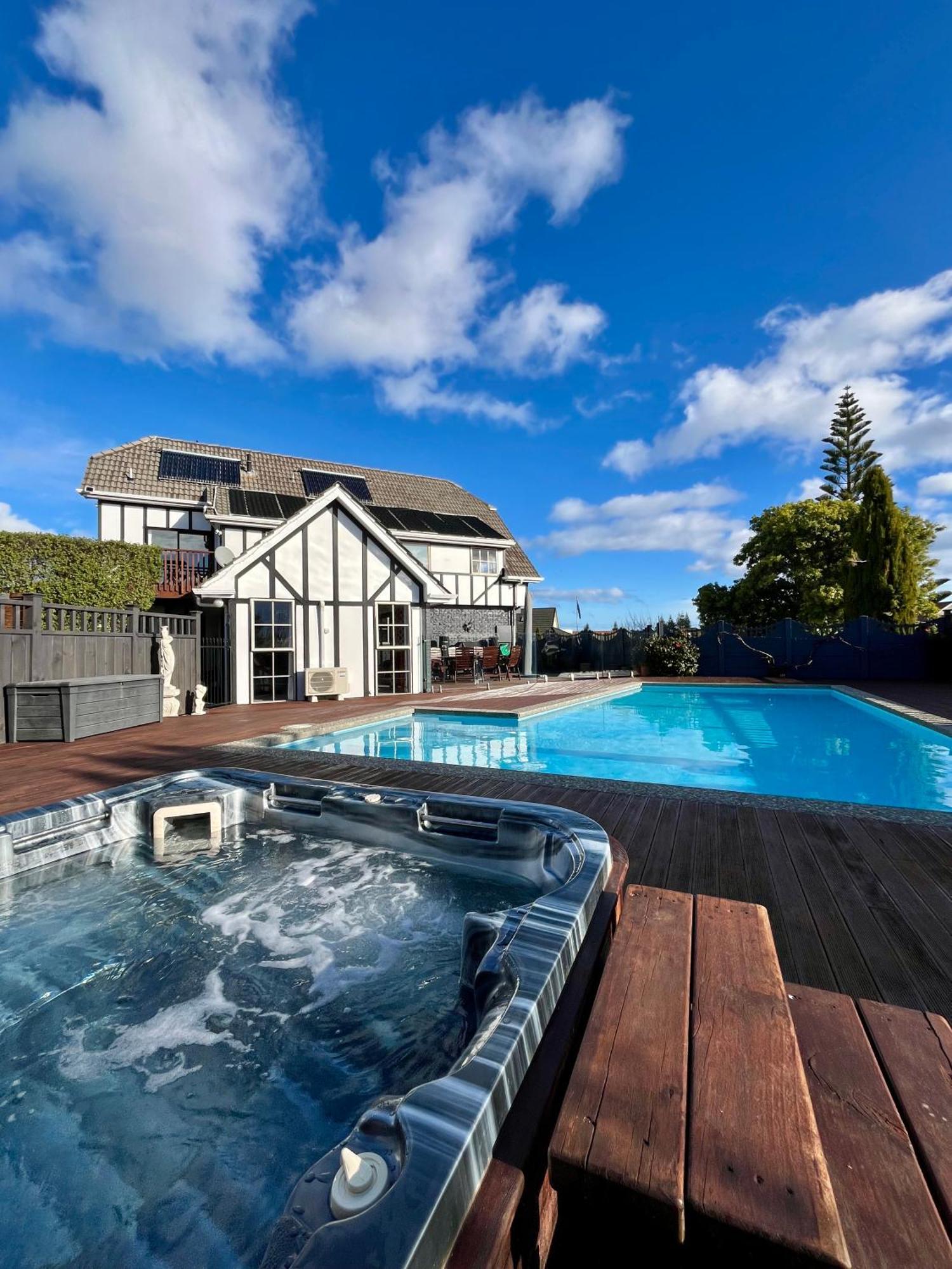 Tudor Manor Bed & Breakfast Paraparaumu Bagian luar foto