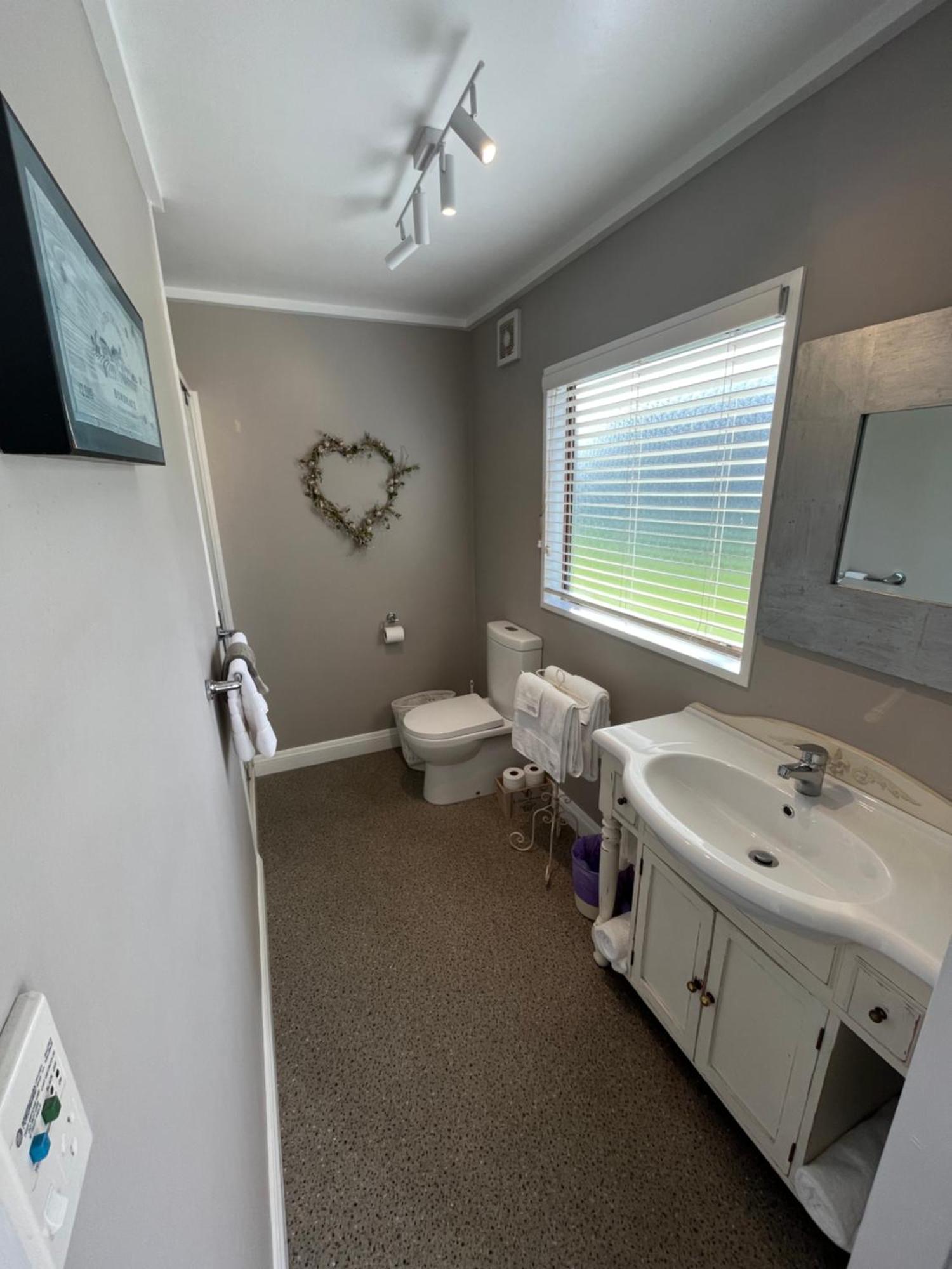 Tudor Manor Bed & Breakfast Paraparaumu Bagian luar foto