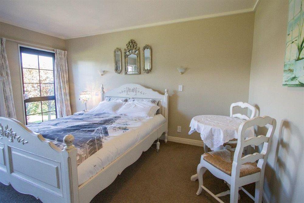 Tudor Manor Bed & Breakfast Paraparaumu Bagian luar foto