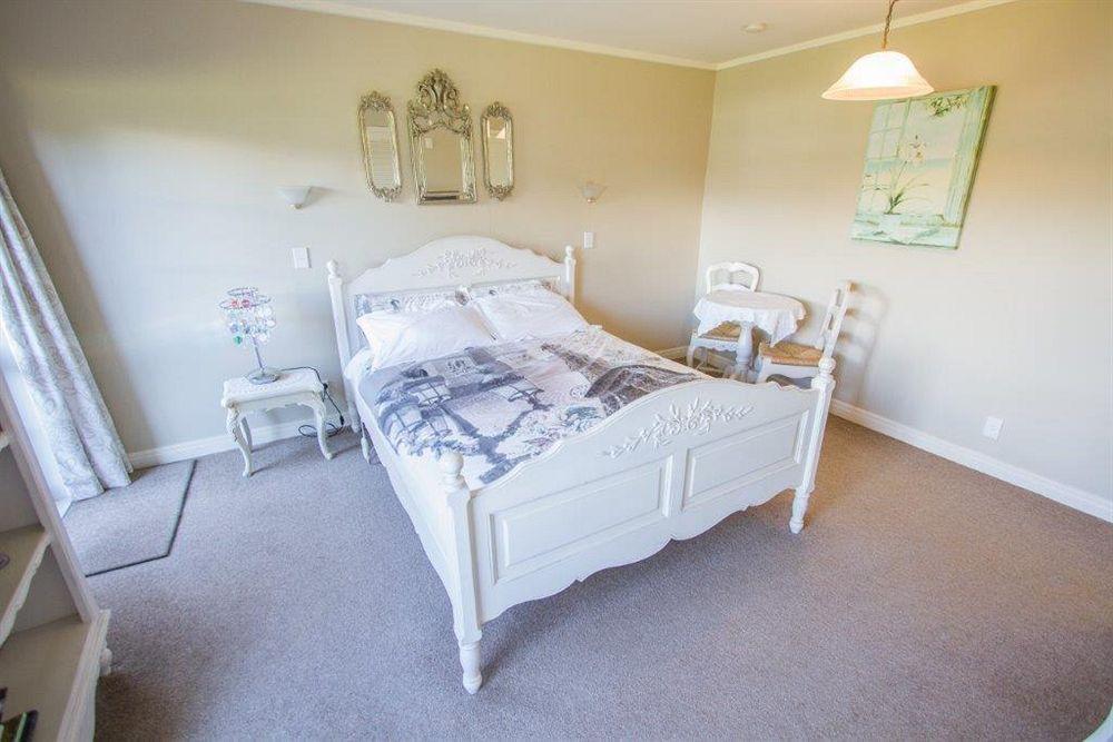 Tudor Manor Bed & Breakfast Paraparaumu Bagian luar foto