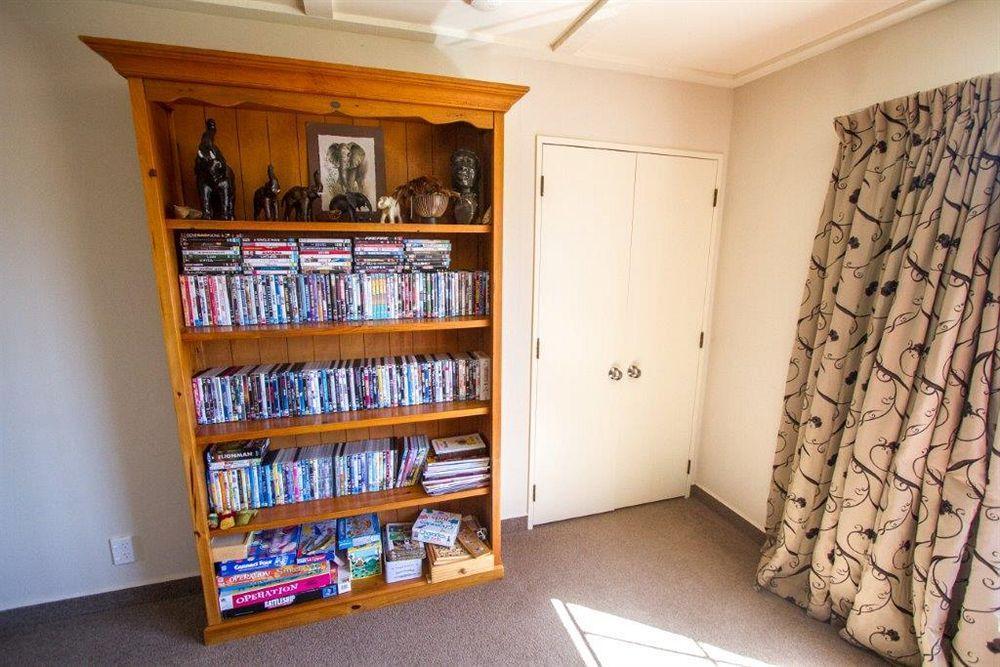 Tudor Manor Bed & Breakfast Paraparaumu Bagian luar foto