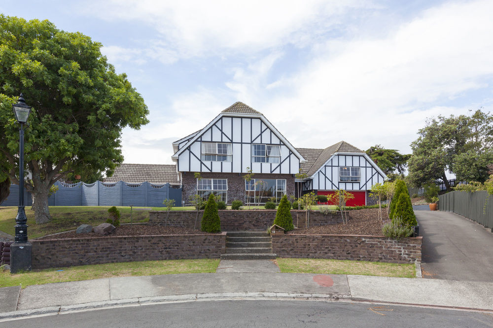 Tudor Manor Bed & Breakfast Paraparaumu Bagian luar foto