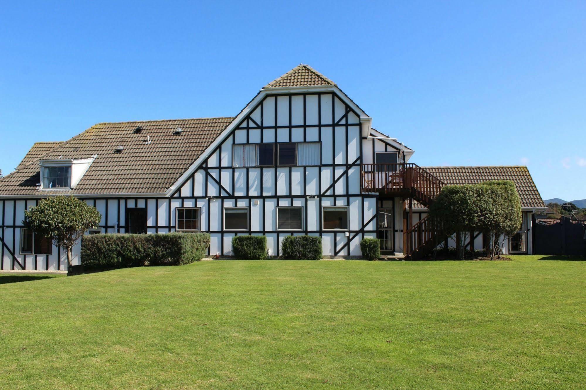 Tudor Manor Bed & Breakfast Paraparaumu Bagian luar foto