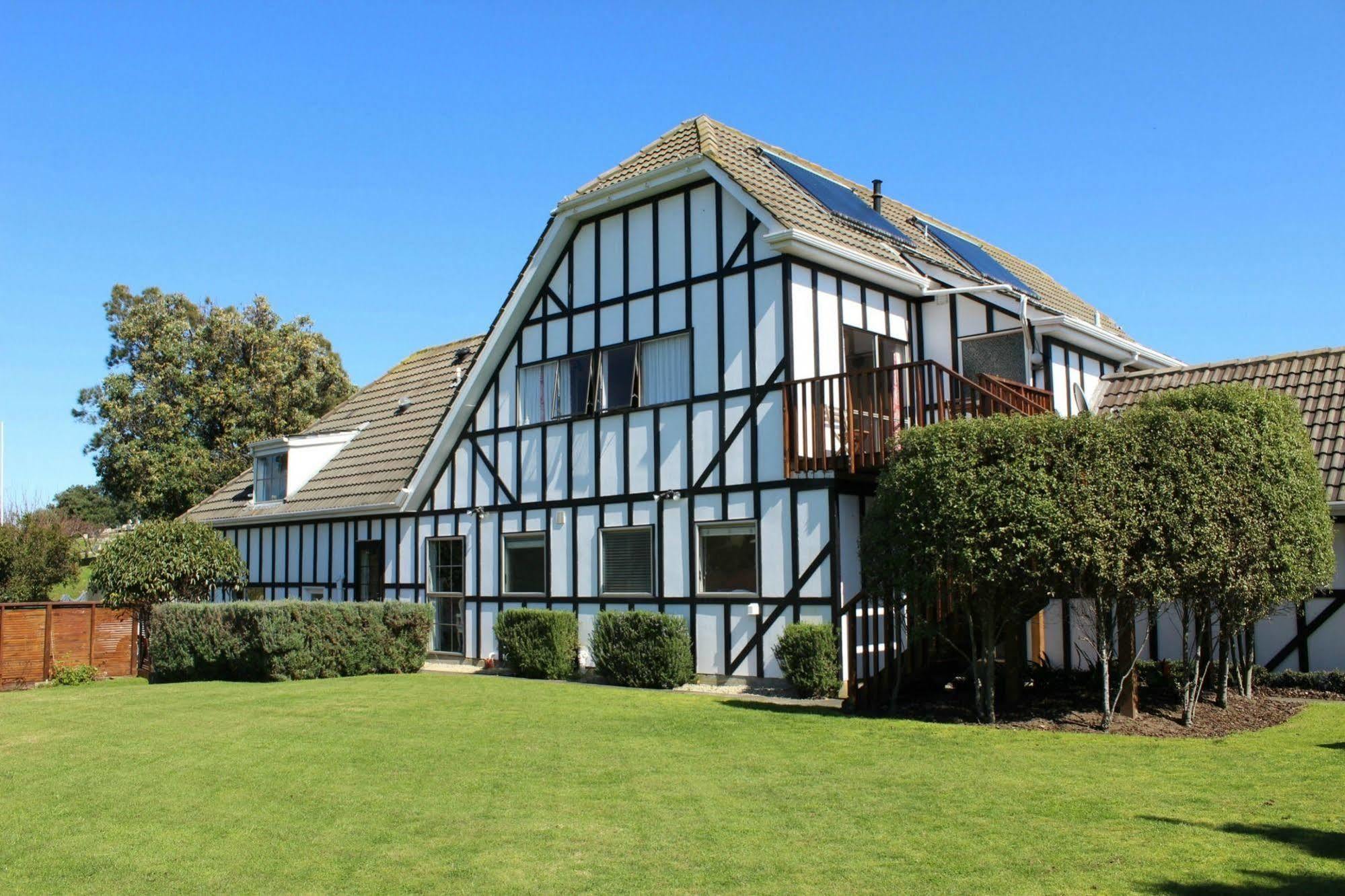 Tudor Manor Bed & Breakfast Paraparaumu Bagian luar foto