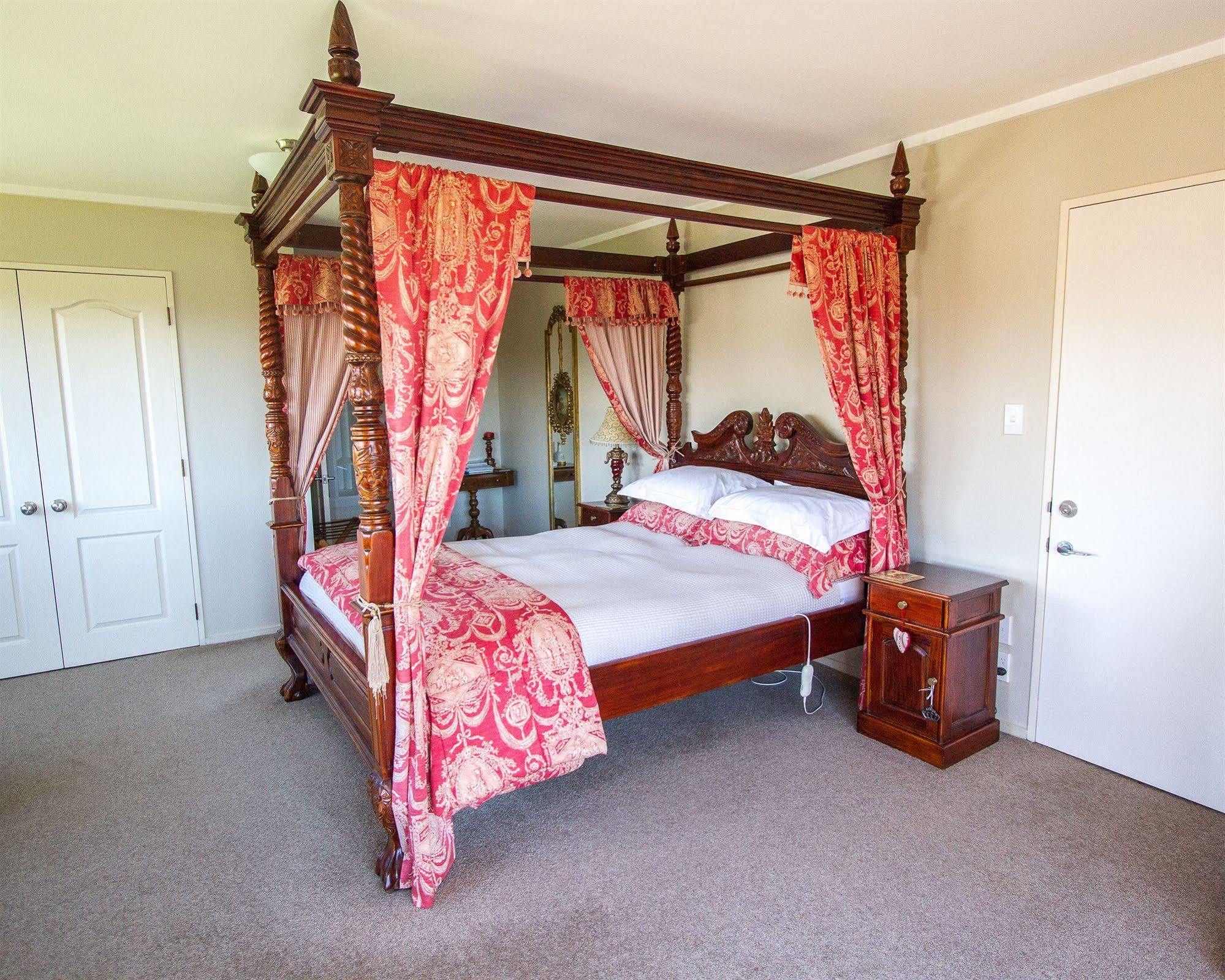 Tudor Manor Bed & Breakfast Paraparaumu Bagian luar foto