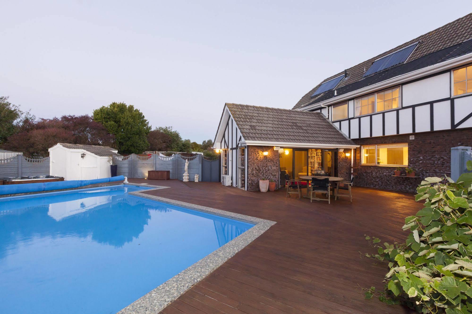 Tudor Manor Bed & Breakfast Paraparaumu Bagian luar foto