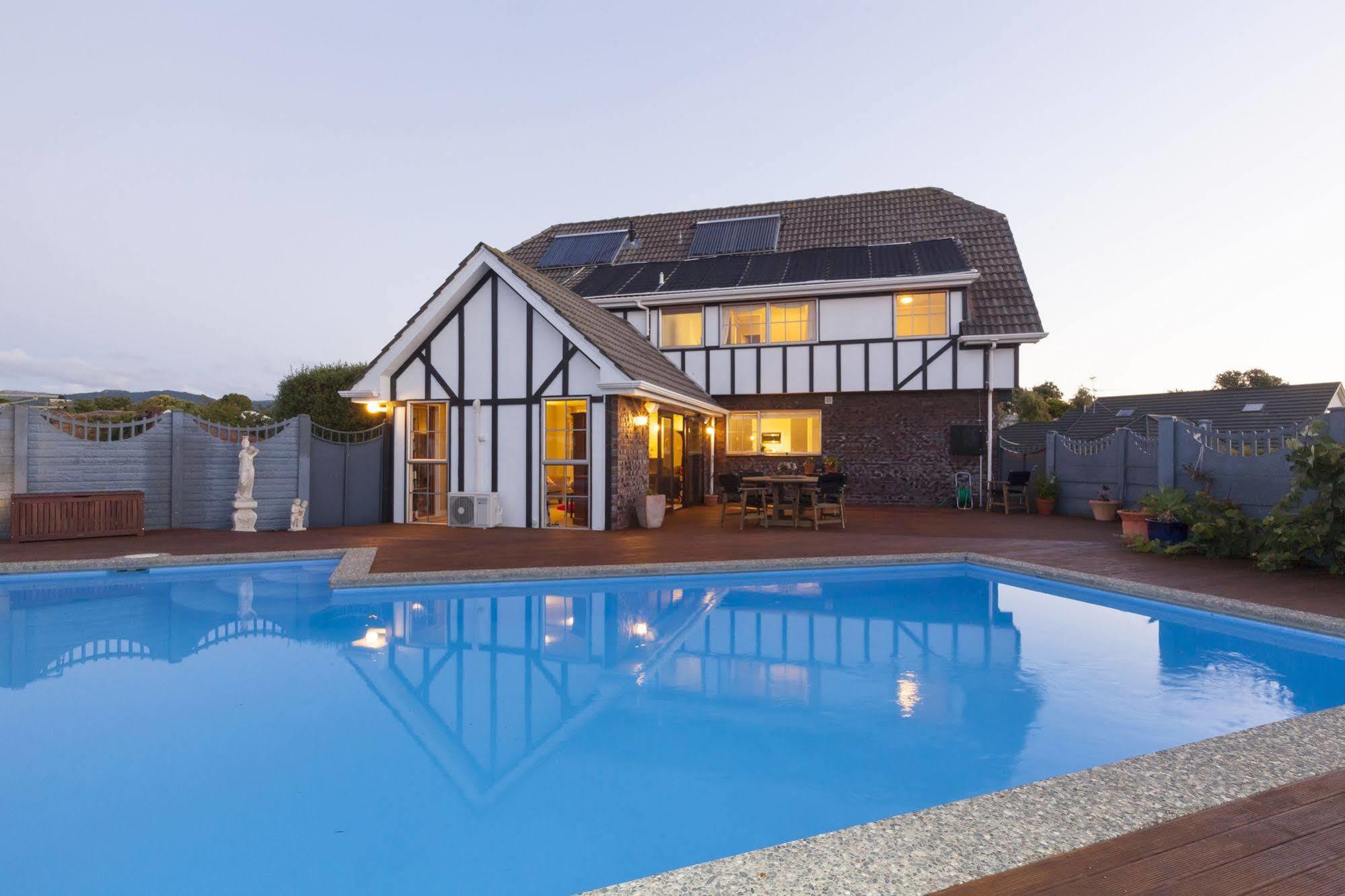 Tudor Manor Bed & Breakfast Paraparaumu Bagian luar foto